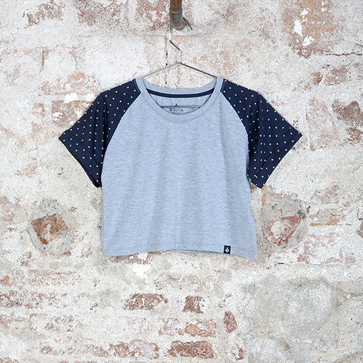 Camiseta corta gris con topos